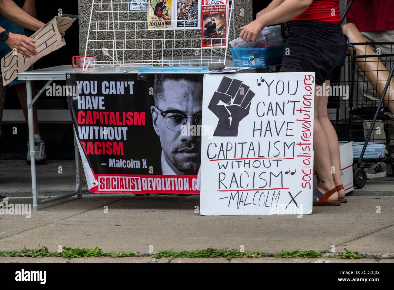 St. Paul, Minnesota. Nessuna polizia nelle nostre scuole protesta. Segno anti-razzismo. Malcom X Foto Stock