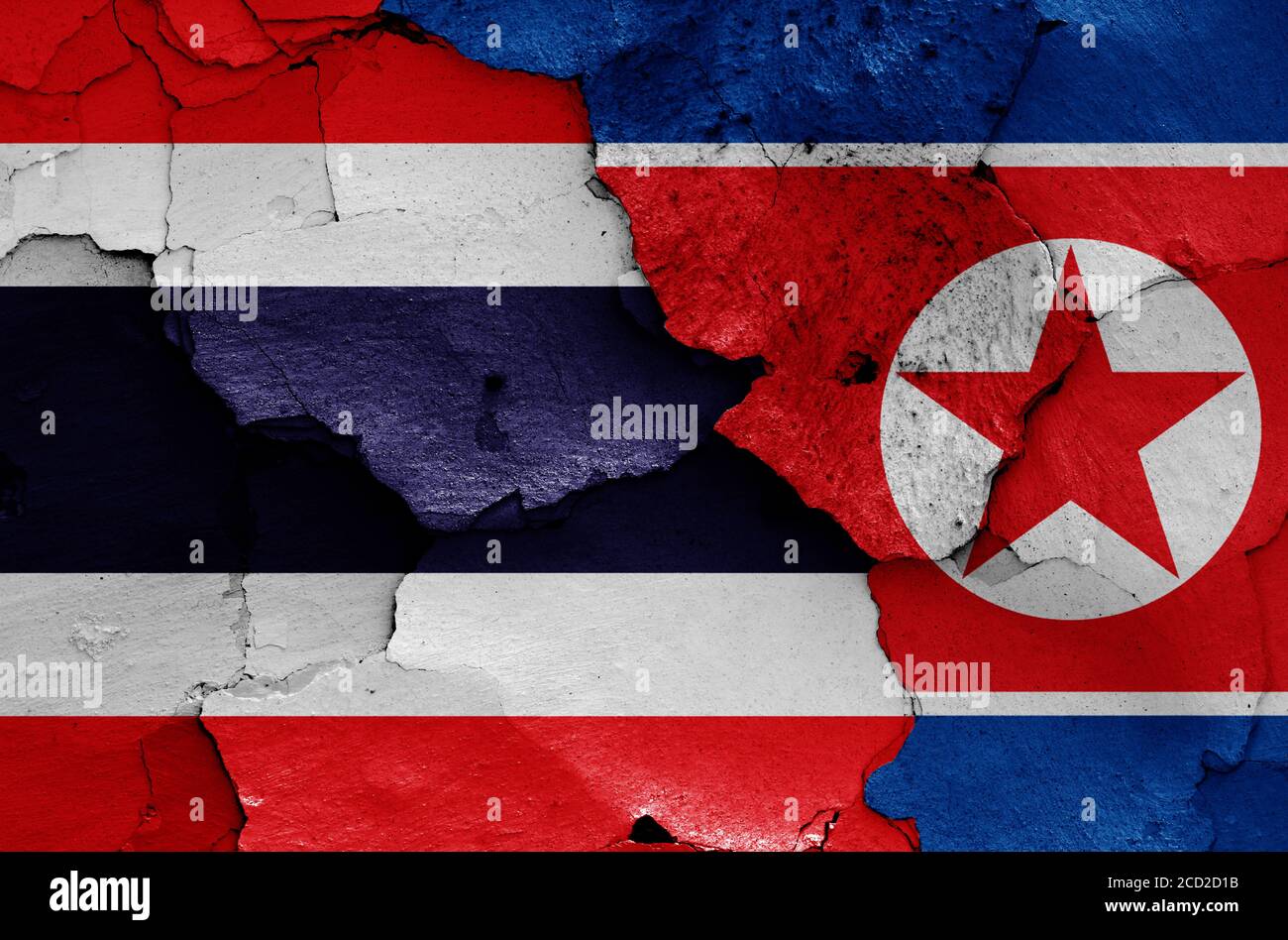 Bandiere della Thailandia e della Corea del Nord dipinte su pareti incrinate Foto Stock