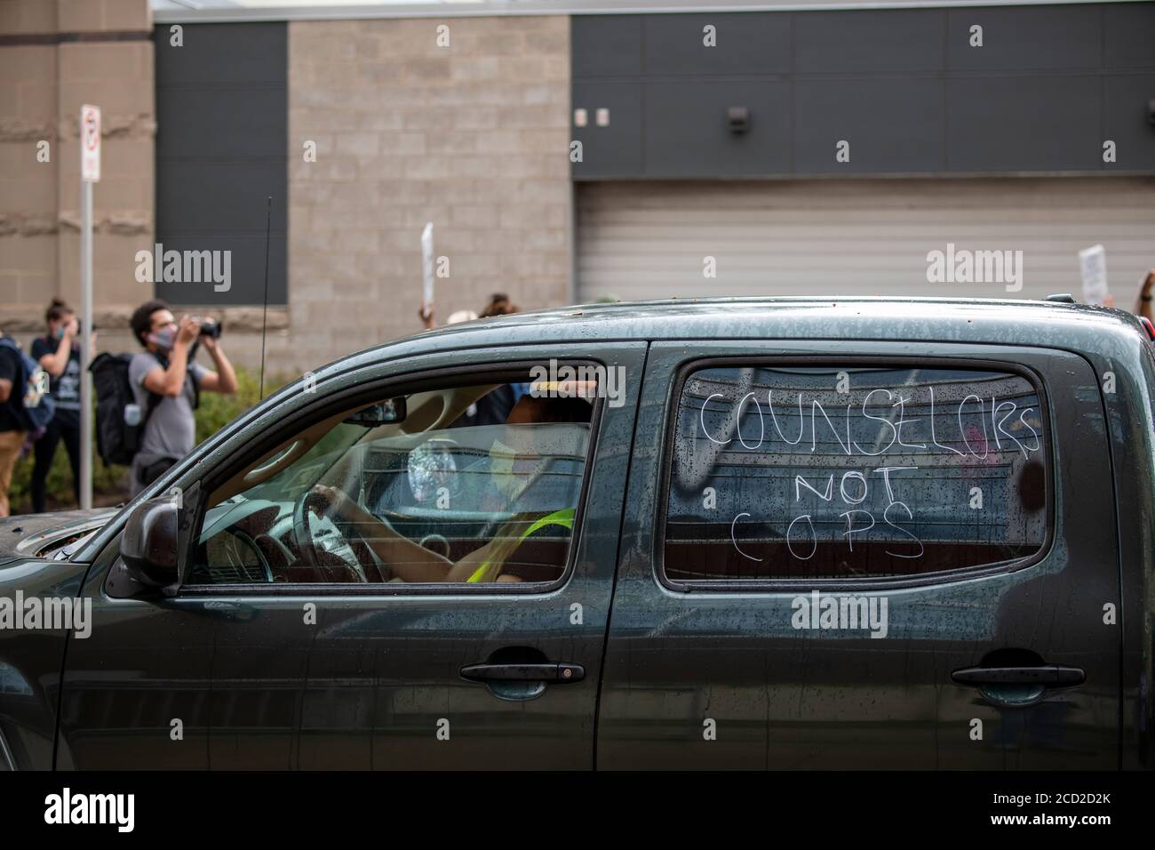 St. Paul, Minnesota. Nessuna polizia nelle nostre scuole protesta. I consiglieri non poliziotti firmano nella finestra dell'auto. Foto Stock