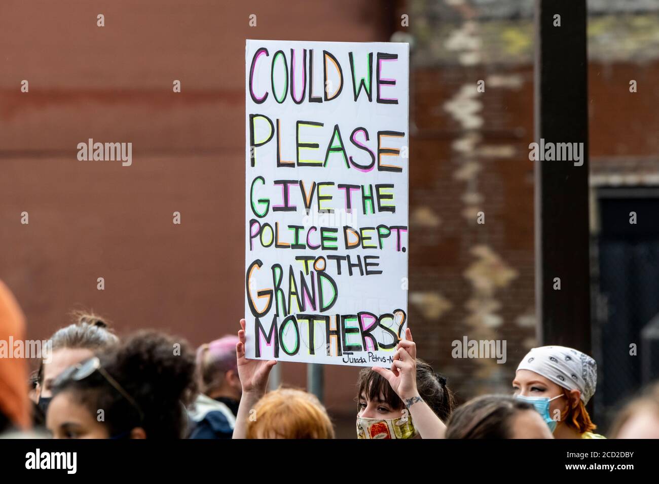 St. Paul, Minnesota. Nessuna polizia nelle nostre scuole protesta. Il protestore che tiene un dare la polizia al segno delle nonne. Foto Stock