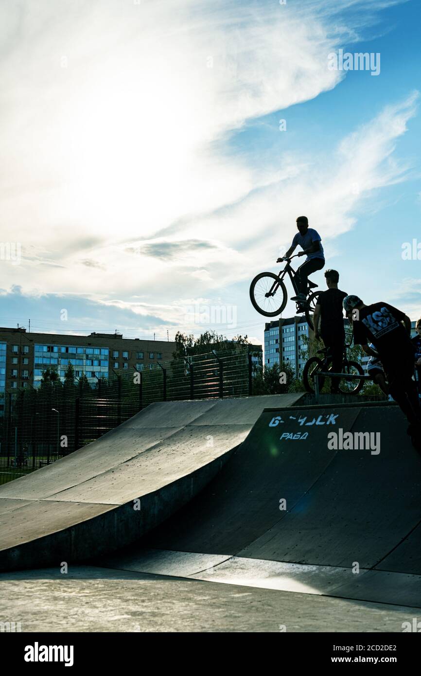 Acrobazie BMX verticale. Un concetto di ciclismo estremo professionale. Dert salto. BMX salto barspin verticale. BMX Freestyle Vert Stunt. Halframp. Set di elementi Skatepark Foto Stock