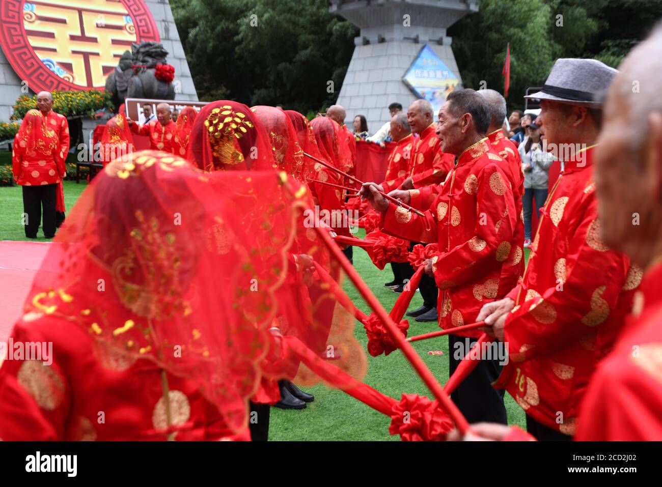 Luoyang, Luoyang, Cina. 26 Agosto 2020. HenanÃ¯Â¼Å'CHINA-Laojun Mountain, Luoyang, Provincia di Henan, 22 agosto 2018. Nel tradizionale cinese San Valentino qixi Festival si avvicina, 28 del matrimonio d'oro anziani costituito un matrimonio cinese, per rimedire al matrimonio originale a causa di condizioni di restrizioni non hanno avuto un decente rammarico di nozze, hanno 50 anni per aiutare a vicenda, essi si levano insieme per 50 anni, mano in mano, e figlio. Credit: SIPA Asia/ZUMA Wire/Alamy Live News Foto Stock