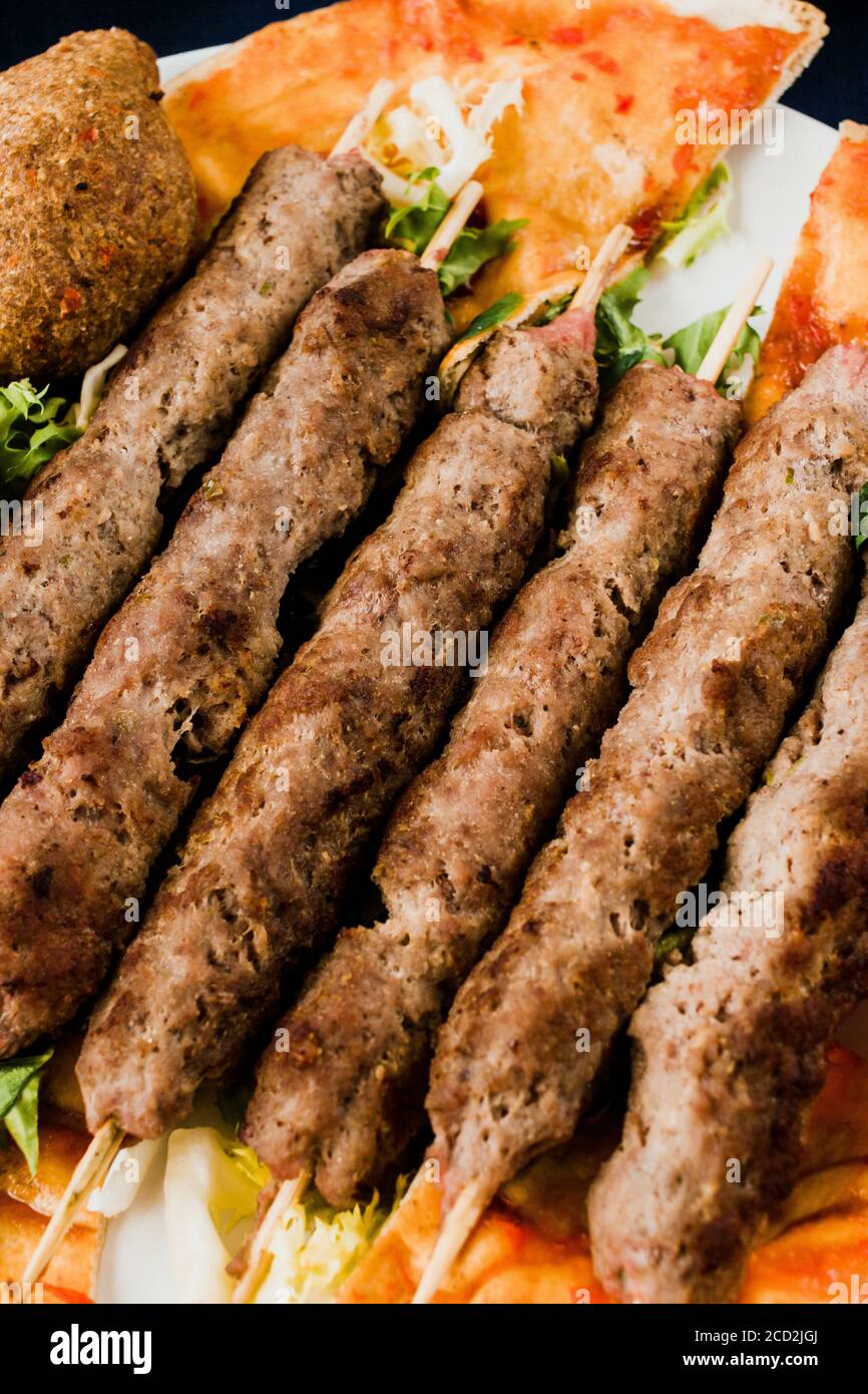 Shish kebab primo piano. Carne tradizionale di pasqua media conosciuta anche come Lula kebab in Armenia Foto Stock