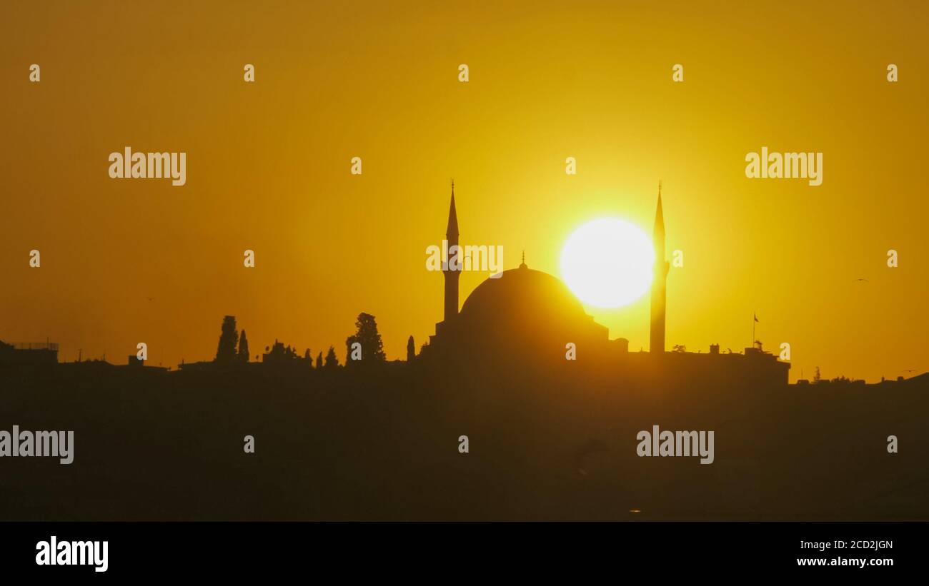 primo piano di una moschea a istanbul con il sole dietro di esso Foto Stock