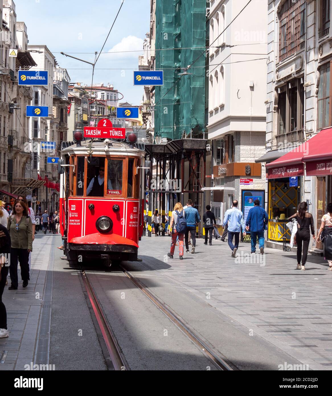 ISTANBUL, TURCHIA - MAGGIO, 22, 2019: Vista frontale del tram taksim-tunel a istanbul Foto Stock