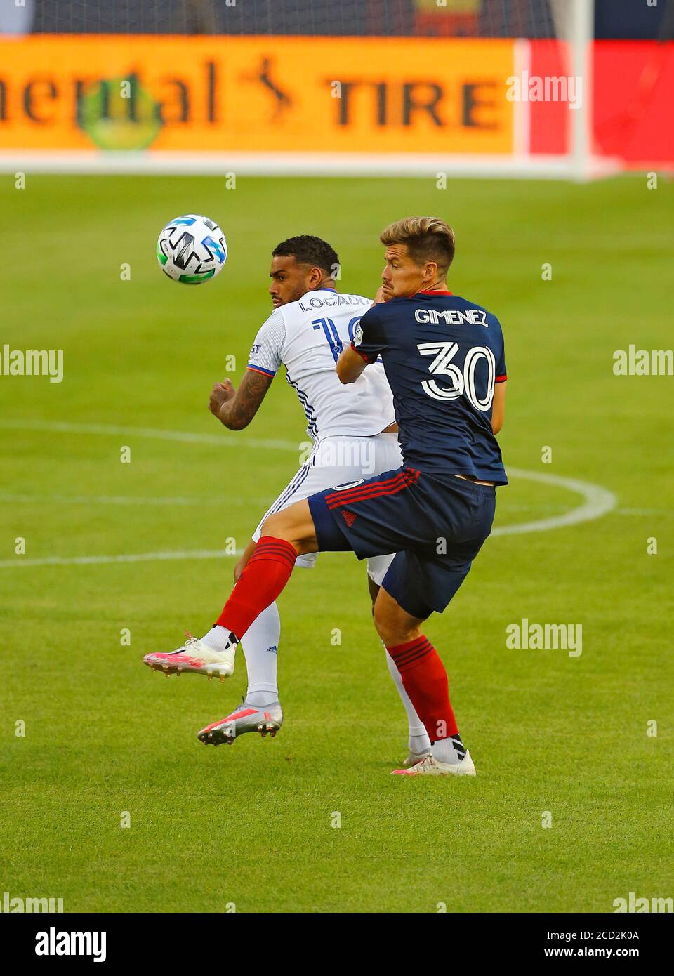 Il centrocampista del Chicago Fire FC Gaston Gimenez (30) combatte per il Palla con FC Cincinatti in avanti Jurgen Locadia (10) durante il Calcio della Major League (MLS) Foto Stock