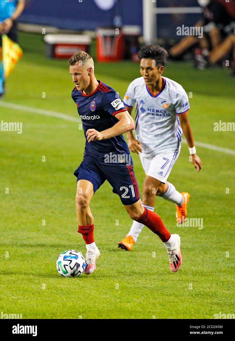 Chicago Fire FC Forward Fabian Herbers (21) gestisce la palla durante una partita di calcio della Major League (MLS) contro il FC Cincinnati martedì 25 agosto 202 Foto Stock