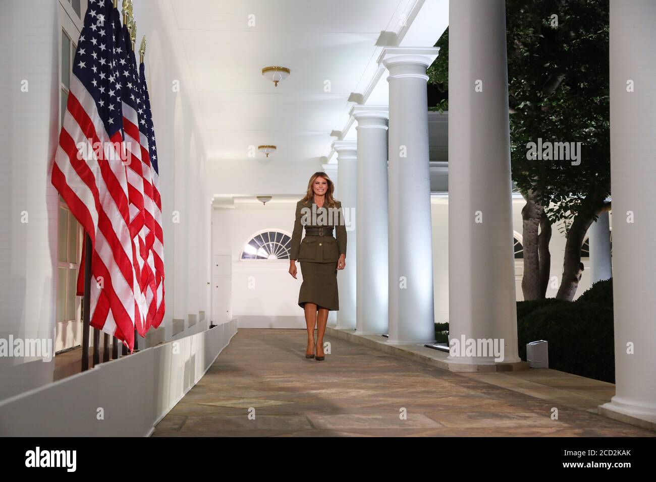 Washington, DC, Stati Uniti. 25 Agosto 2020. US First Lady Melania Trump cammina lungo il Colonnade per tenere un discorso durante la seconda notte della Convenzione Nazionale Repubblicana, nel Rose Garden della Casa Bianca a Washington, DC, USA, 25 agosto 2020.Credit: Michael Reynolds/Pool via CNP | Usage Worldwide Credit: dpa/Alamy Live News Foto Stock
