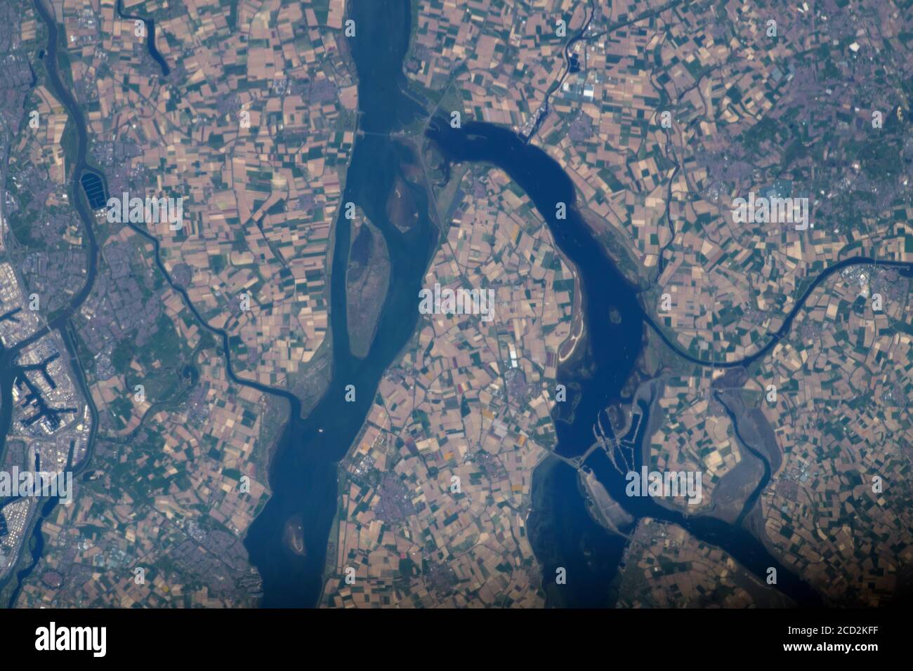 PAESI BASSI - 23 aprile 2020 - il delta del Reno-Mosa-Schelda, un delta fluviale nei Paesi Bassi, è raffigurato dalla Stazione spaziale Internazionale - Foto Stock
