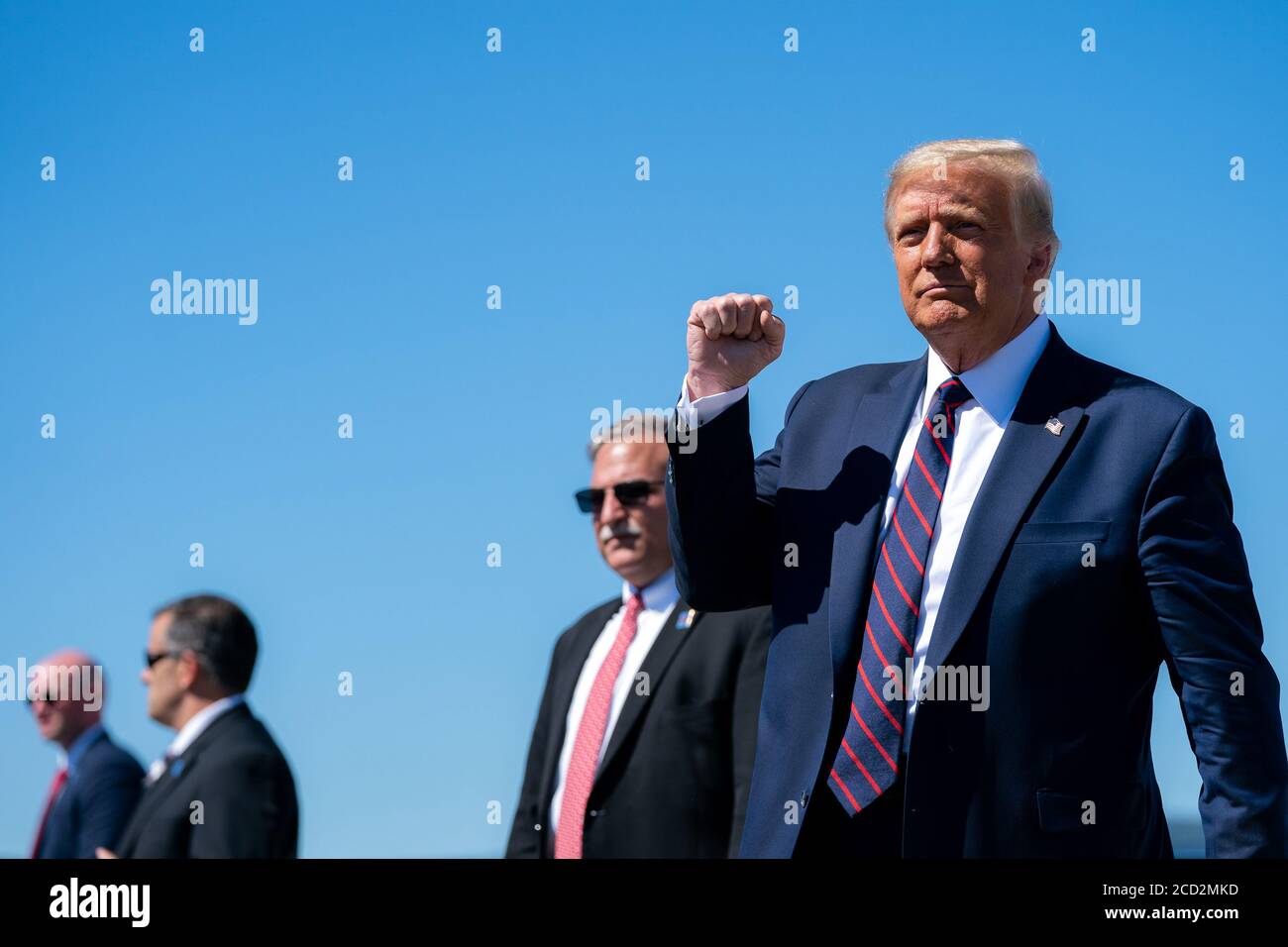AVOCA, PA, USA - 20 agosto 2020 - il presidente degli Stati Uniti Donald J. Trump fa gesti con una pompa pugliale mentre sbarca Air Force One a Wilkes-barre Scranton Inter Foto Stock