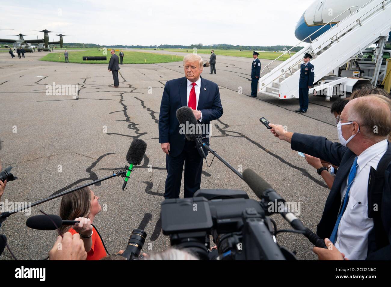NEW YORK, USA - 14 agosto 2020 - il presidente degli Stati Uniti Donald J. Trump ondeggia mentre sbarca Marine un venerdì, 14 agosto 2020, nella zona di sbarco di Wall Street Foto Stock