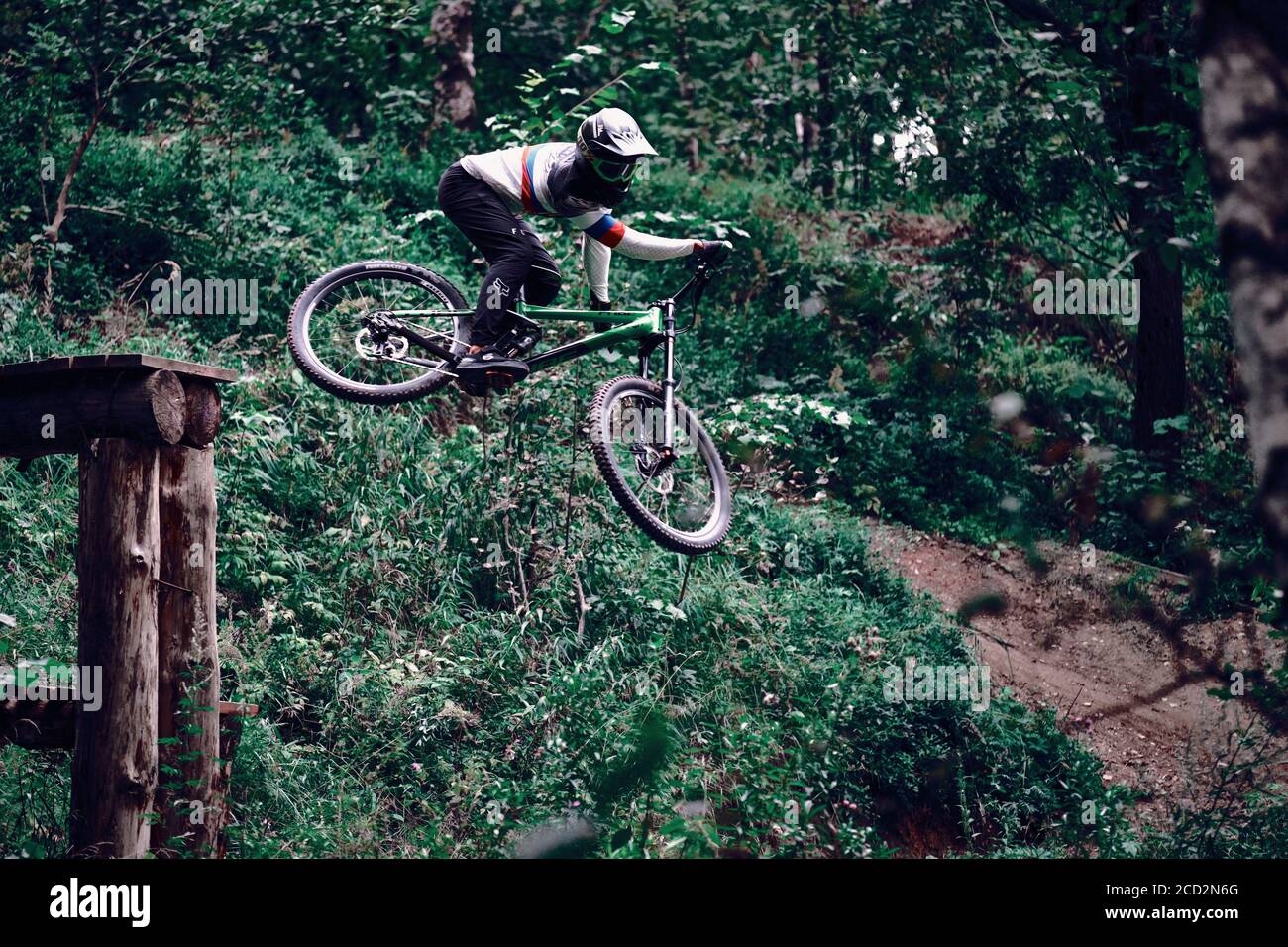 Russia, Mosca - 26 agosto 2020: Ciclista professionista che salta con mtb su ghiaia. Escursioni in bicicletta nella natura. Atleta cool ciclista su una bicicletta. MTB bikin Foto Stock