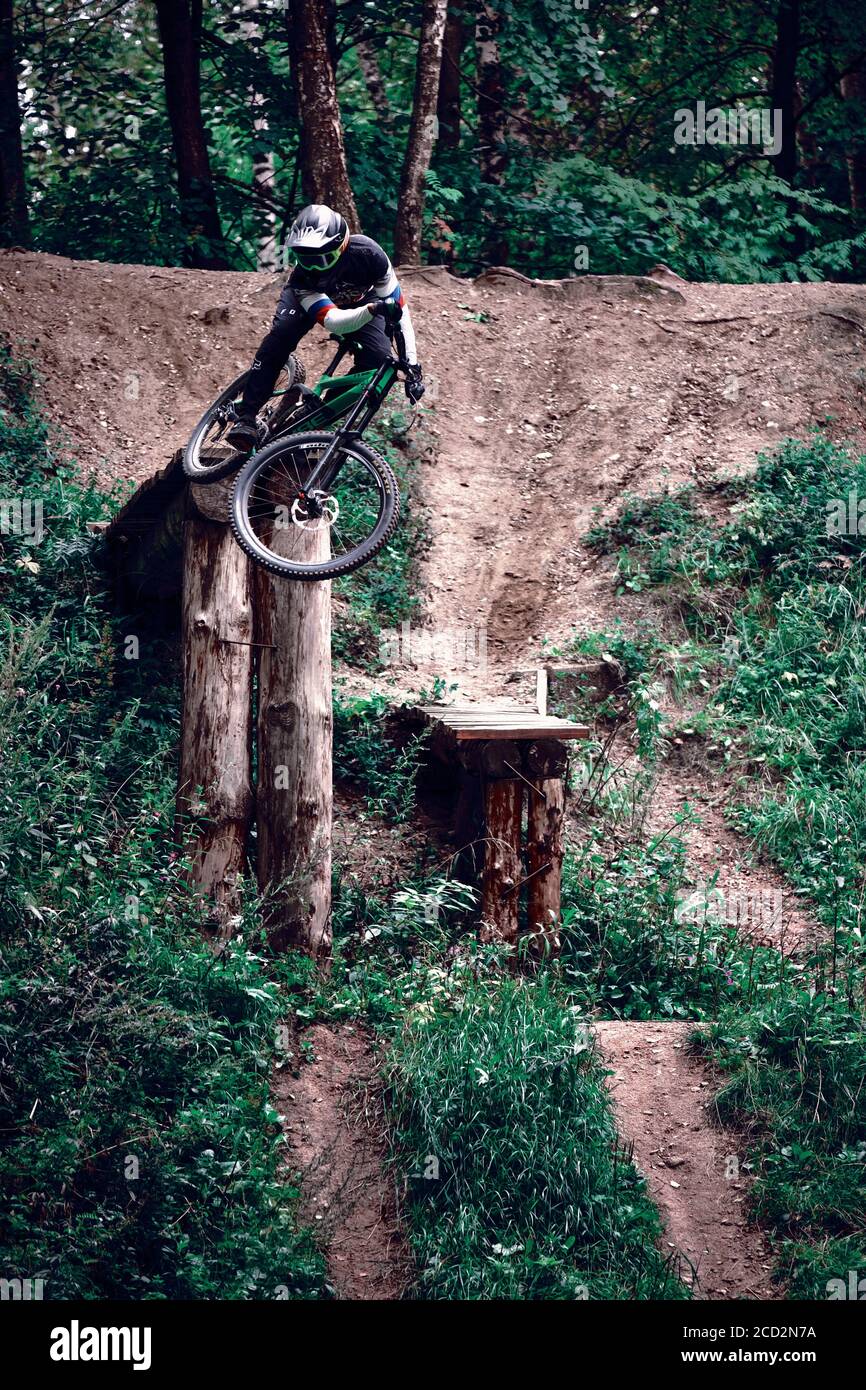 Russia, Mosca - 26 agosto 2020: Ciclista professionista che salta con mtb su ghiaia. Escursioni in bicicletta nella natura. Atleta cool ciclista su una bicicletta. MTB bikin Foto Stock