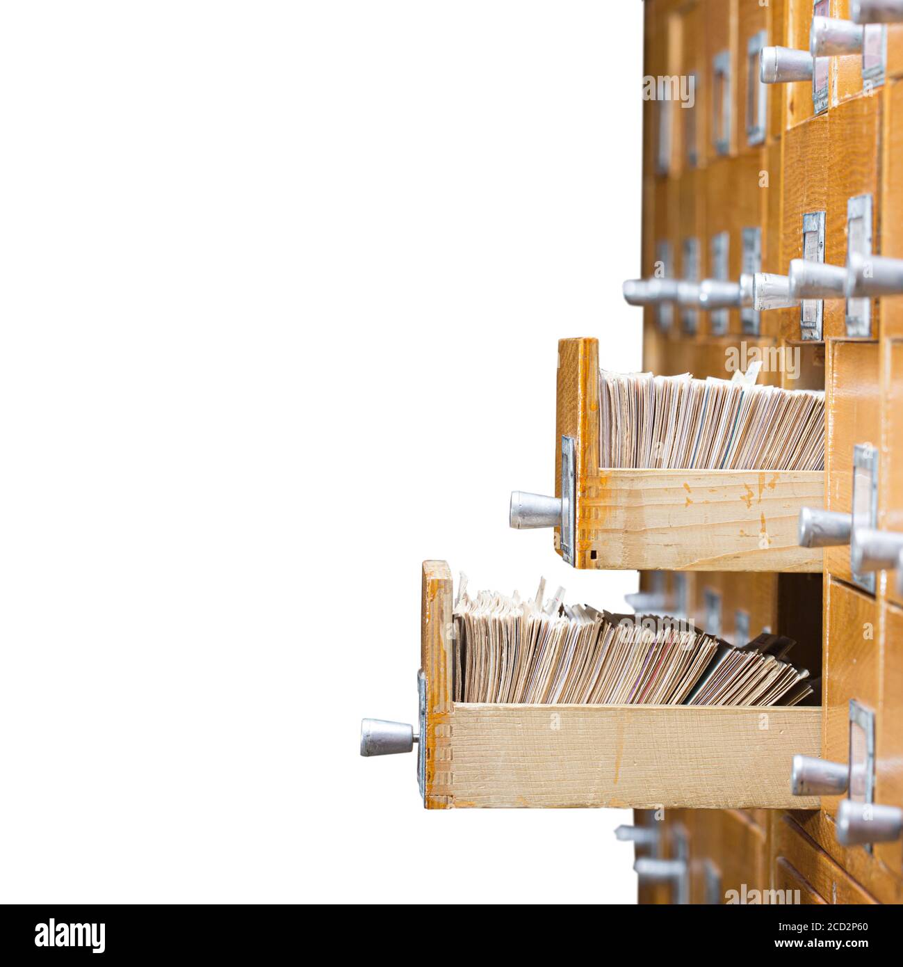 Catalogo della scheda di riferimento della libreria o dell'archivio. Database, concetto di knowledge base. Vecchia libreria o archivio catalogo di riferimento con cassetto aperto Foto Stock