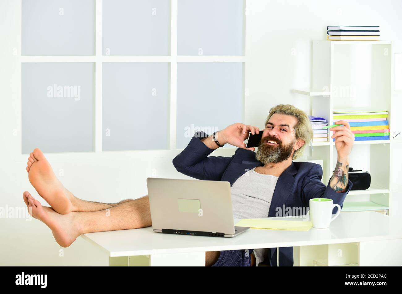 Mantenimento dell'orario di lavoro regolare. Uomo che fa affari da casa. Difficoltà a gestire il vostro tempo. Idee sbagliate su che cosa il telelavoro è realmente come. Lavorare per la sera o procrastinare ulteriormente. Foto Stock