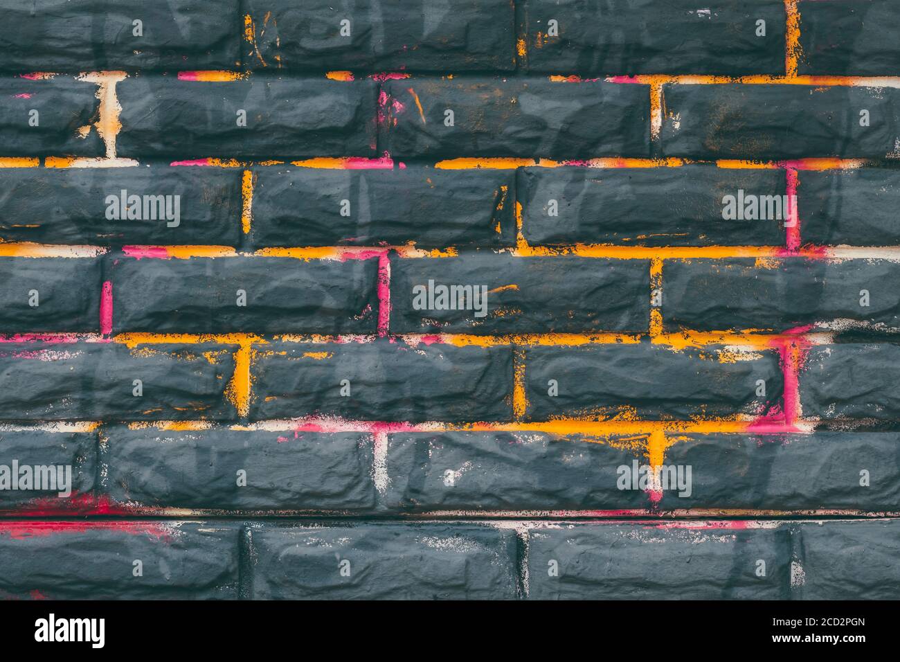 Sfondo muro di mattoni neri, grunge texture, muro di pietra dipinto, astratto architettura modello. Strada urbana, carta da parati d'arte. Facciata dell'edificio Foto Stock