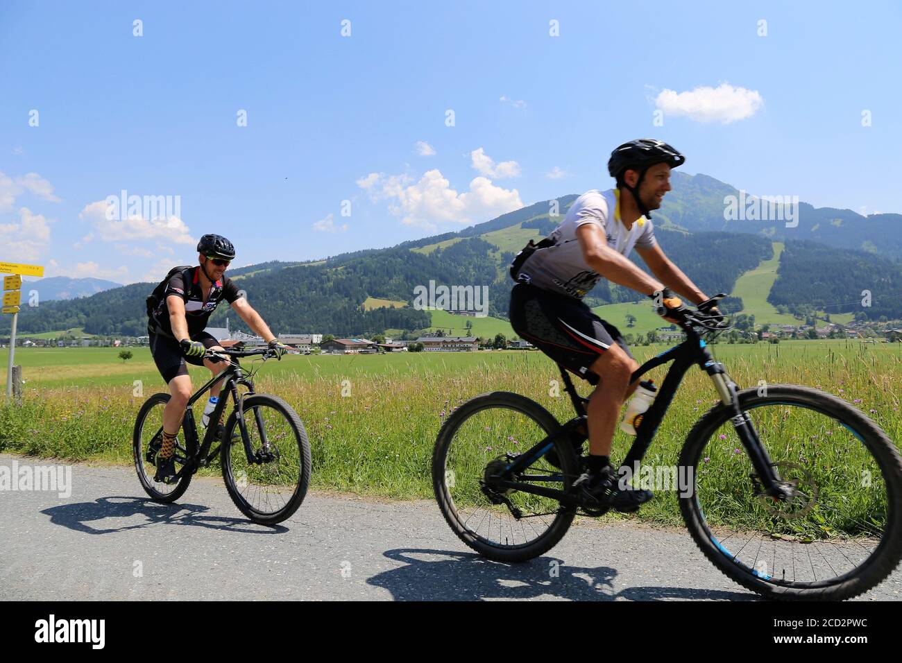 Mountainbiker in tour nelle Alpi di Kitzbühel, Tirolo, Austria (modello rilasciato) Foto Stock