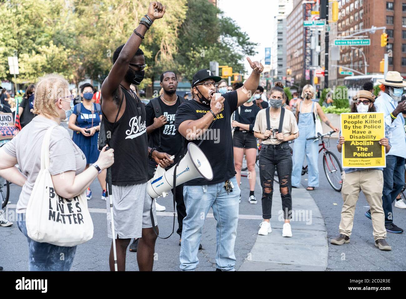 New York, Stati Uniti. 25 Agosto 2020. La gente ha protestato contro la brutalità della polizia e in particolare ha sparato Jacob Blake a Kenosha, Wisconsin, su Union Square. Jacob Blake è stato sparato 7 volte dalla parte posteriore davanti ai suoi bambini seduti in macchina. Blake è ancora in terapia intensiva in ospedale. (Foto di Lev Radin/Pacific Press) (foto di Lev Radin/Pacific Press) Credit: Pacific Press Media Production Corp./Alamy Live News Foto Stock