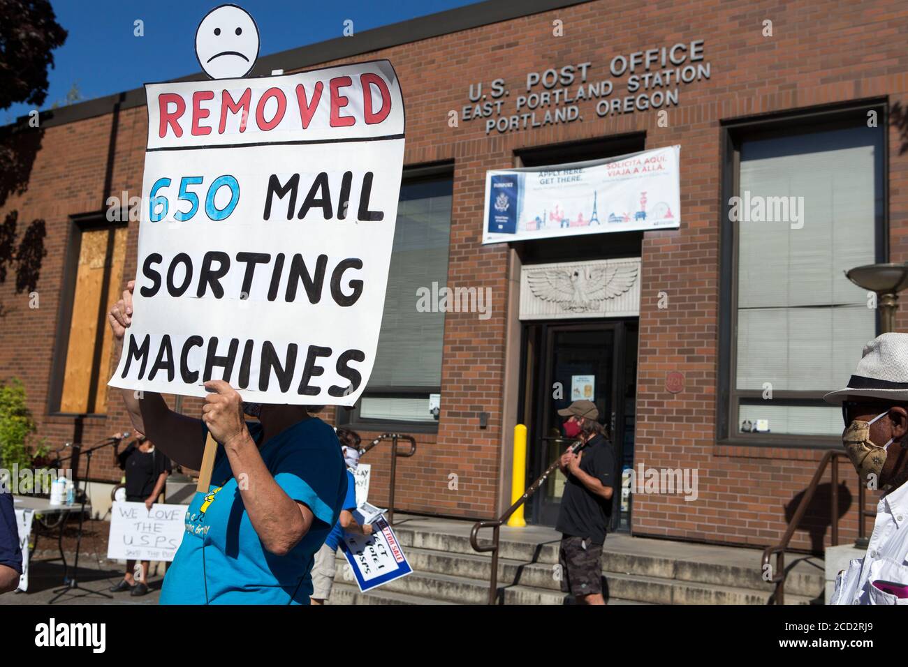 Portland, Oregon, Stati Uniti. 25 Agosto 2020. Una folla di circa 50 persone si è riunita fuori dall'ufficio postale di East Portland martedì 25 agosto come parte di un giorno d'azione nazionale, organizzato dall'American Postal Workers Union (APWU). La gente gridò: 'Deliver the mail. Esprimiamo la votazione!" Migliaia di persone in tutto il paese hanno partecipato alla Giornata d'azione per salvare il credito USPS: Katharine Kimball/ZUMA Wire/Alamy Live News Foto Stock