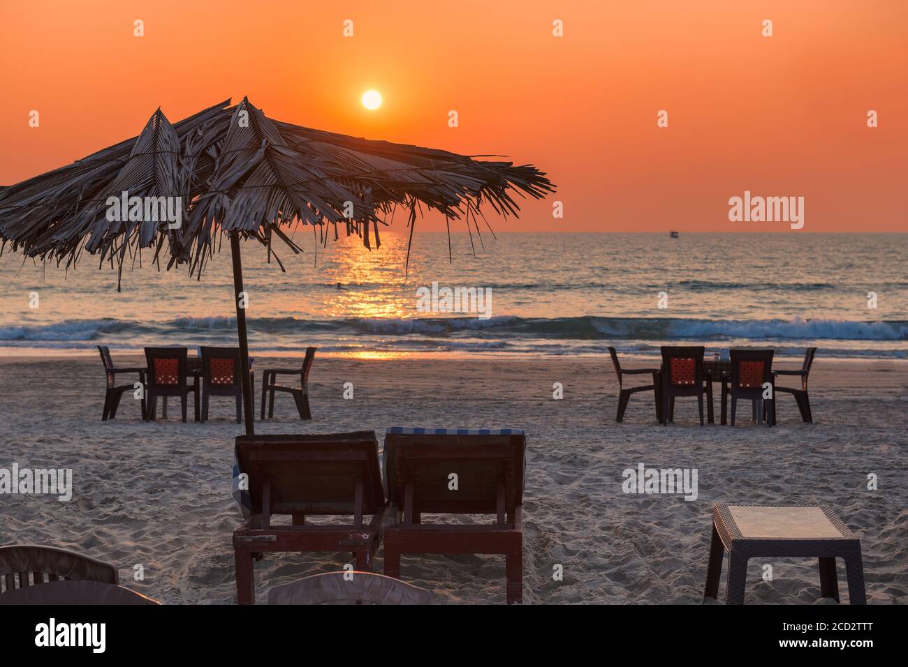 Festa al tramonto in spiaggia a Goa, India Foto Stock