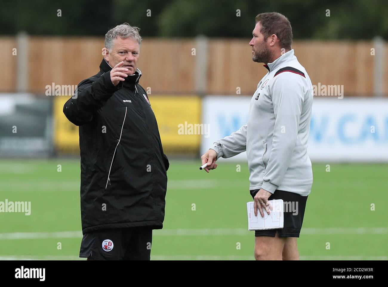 Crawley Town's Head Coach John Yems durante la pre stagione amichevole tra Crawley Town e Watford al Camping World Community Stadium. Foto di JAMES BOARDMAN Foto Stock