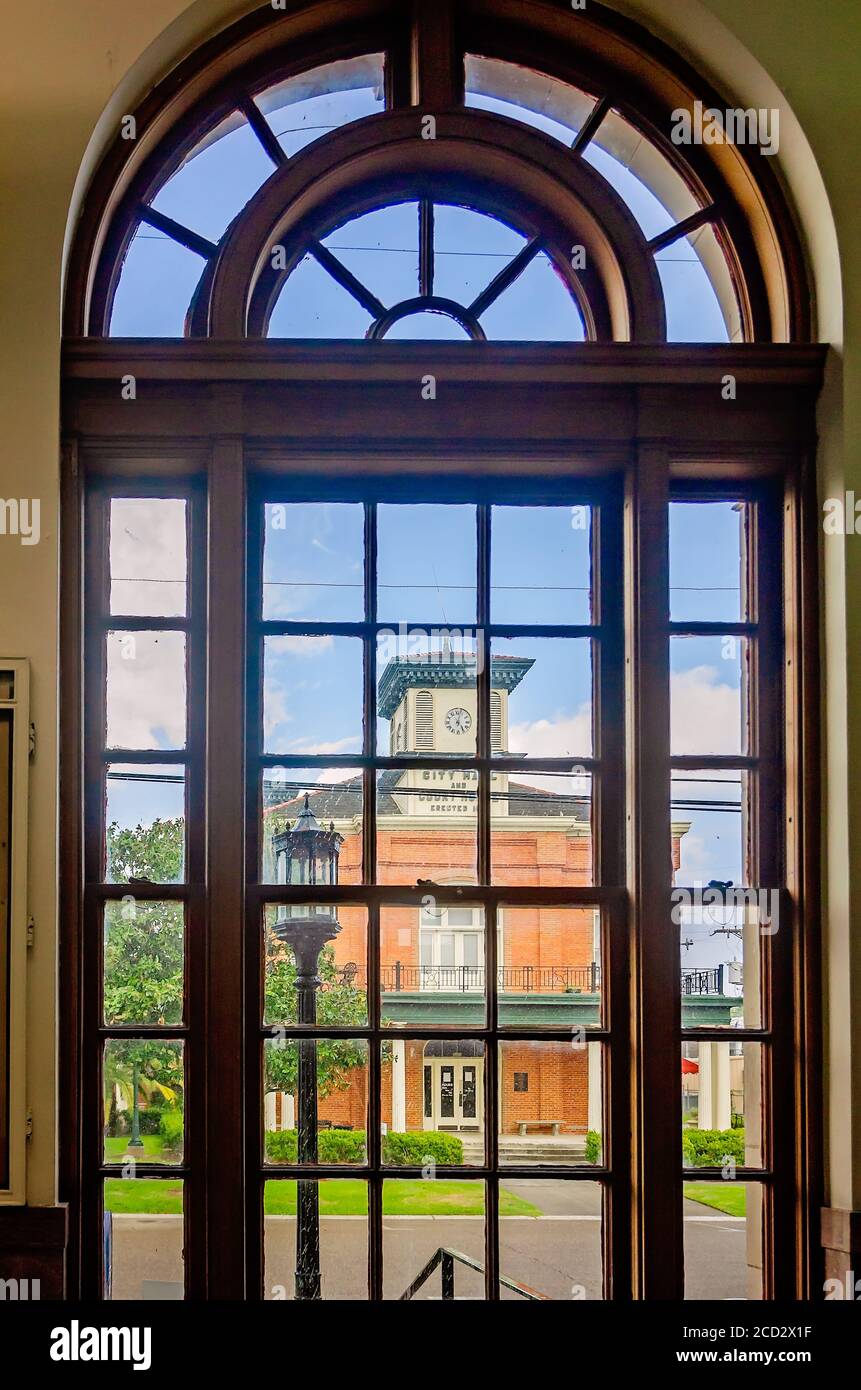 Il municipio e il tribunale di Morgan City sono raffigurati attraverso una finestra presso l'ufficio postale di Morgan City Downtown a Morgan City, Louisiana. Foto Stock