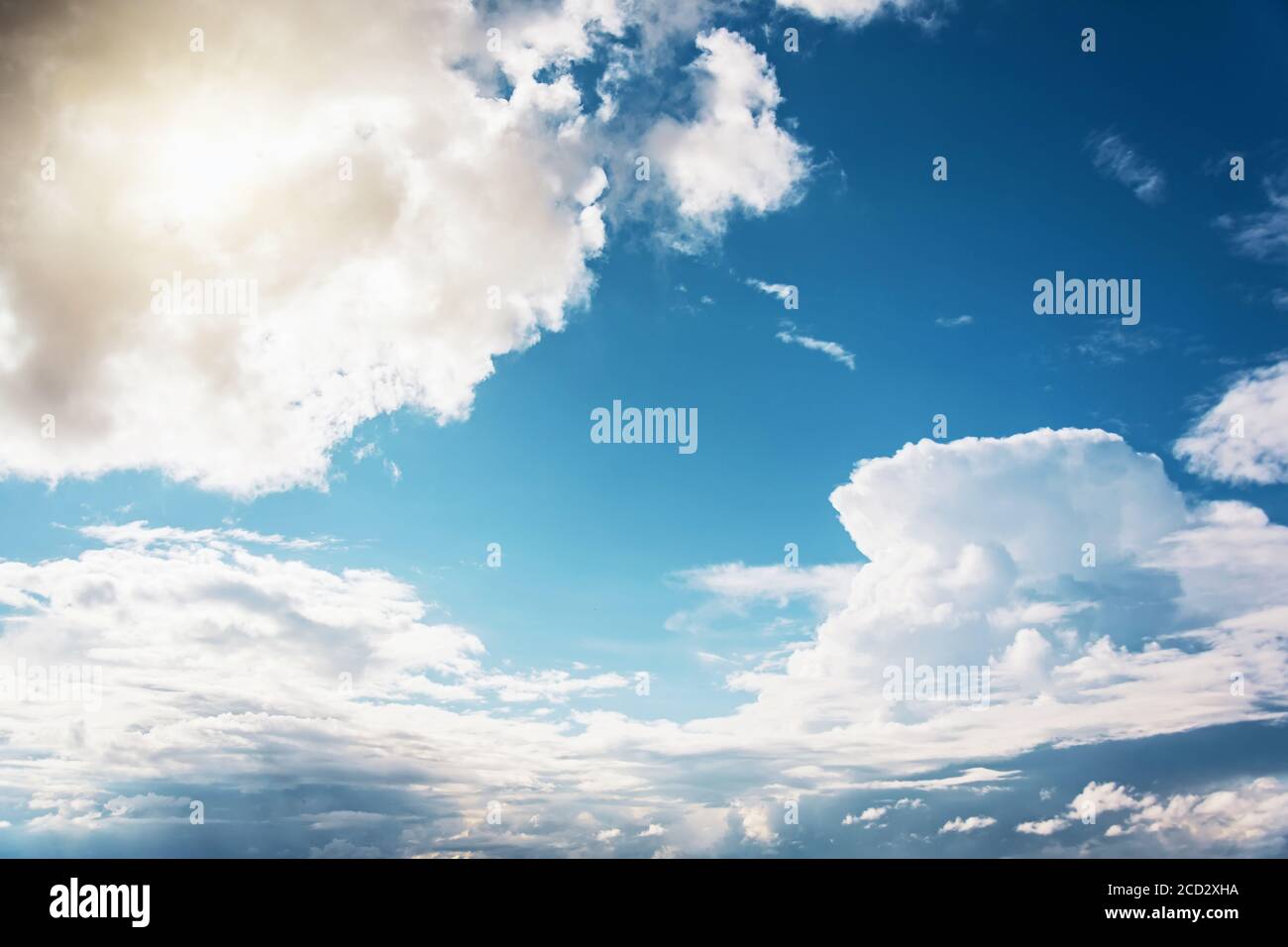 Bel cielo con potenti cumuli di nuvole piovose su un sole giorno Foto Stock