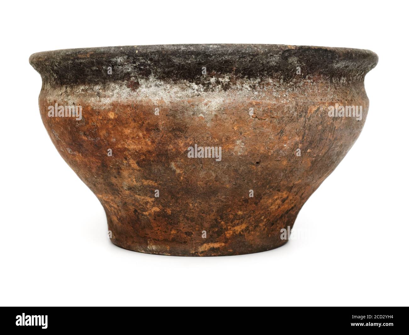 Vecchia ciotola vuota di ceramica o vaso di fiori, isolato su sfondo bianco Foto Stock