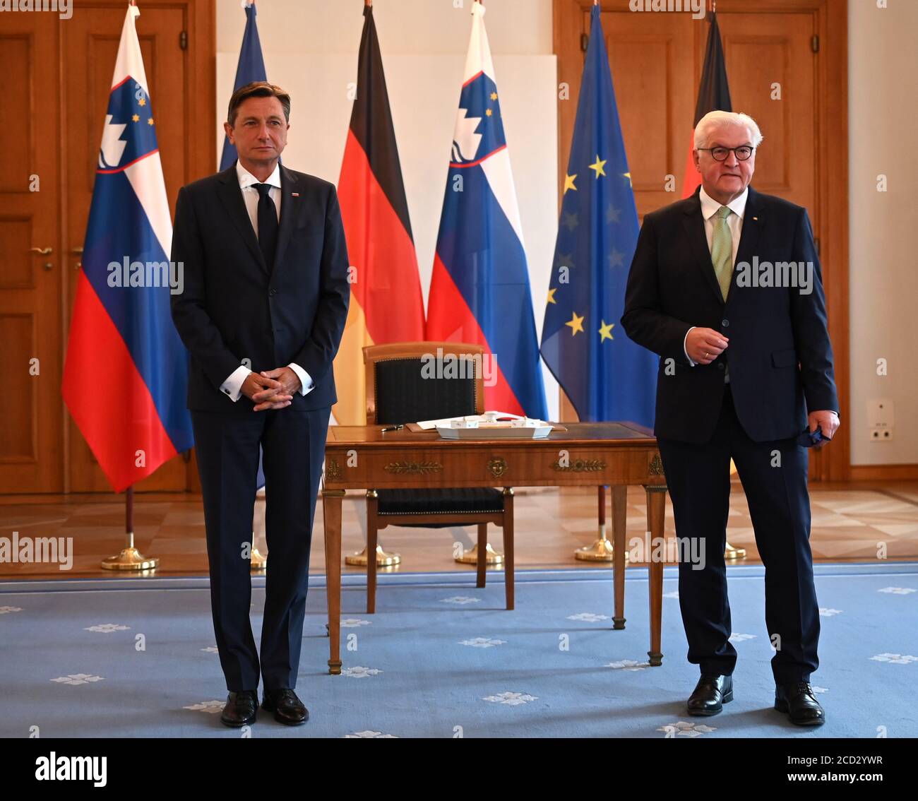 Berlino, Germania. 26 Agosto 2020. Il presidente federale Frank-Walter Steinmeier (r) e Borut Pahor, presidente sloveno, si schierano a fianco. Pahor ha firmato il libro degli ospiti durante il Benvenuto. Credit: Giovanni Neudecker/dpa/Alamy Live News Foto Stock