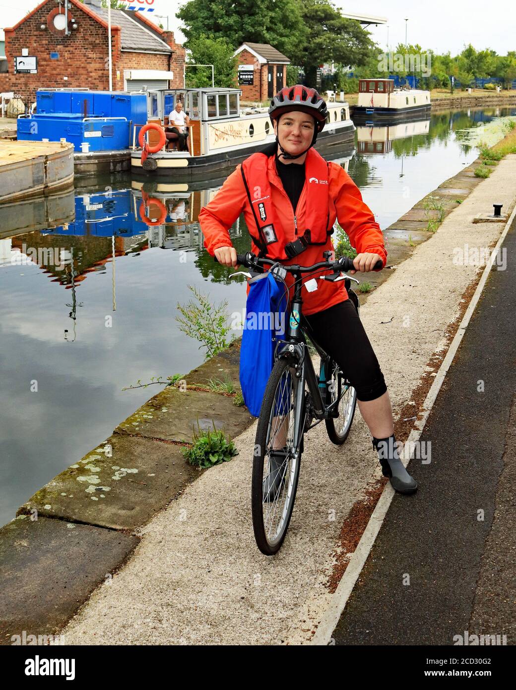 Nancy Campbell, poeta del canale a Lithherland 18.7.18, Nancy era il premio del poeta del canale che stava viaggiando la lunghezza del canale di Leeds e di Liverpool Foto Stock