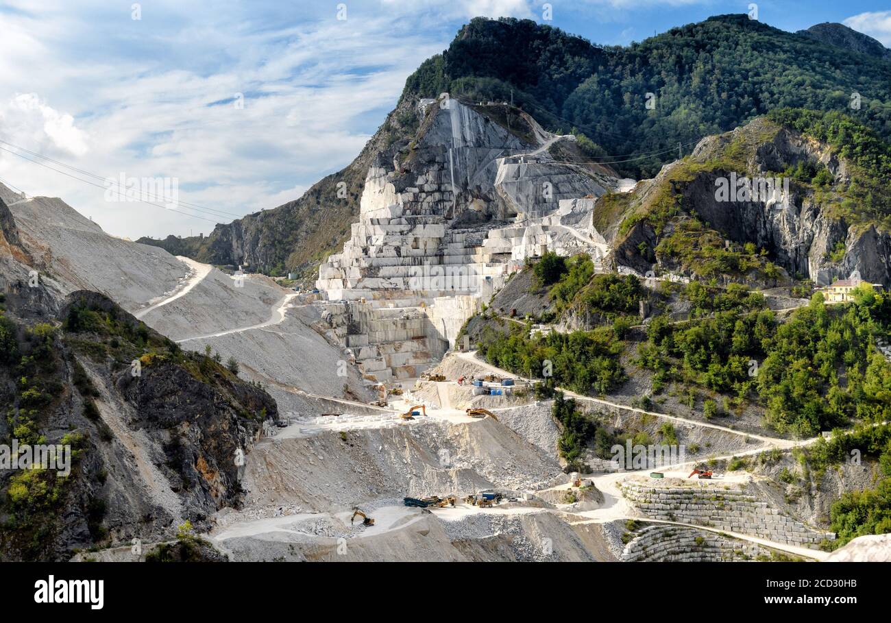 Panorama paesaggistico della cava di marmo di Carrara con le montagne scavate e le terrazze di pietra bianca, Toscana, Italia Foto Stock