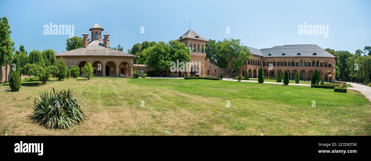 Mogosoaia/Romania - 07.29.2020: Vista panoramica del Palazzo Mogosoaia costruito da Constantin Brancoveanu in stile architettonico Brancovenesc Foto Stock