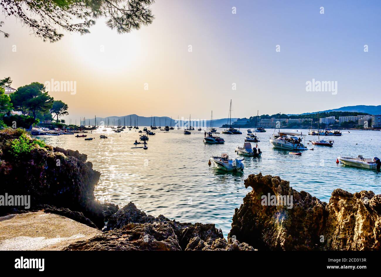 Vista sul Mar mediterraneo con barche, barche a vela, cielo al tramonto. Santa Ponsa, Maiorca, Spagna Foto Stock