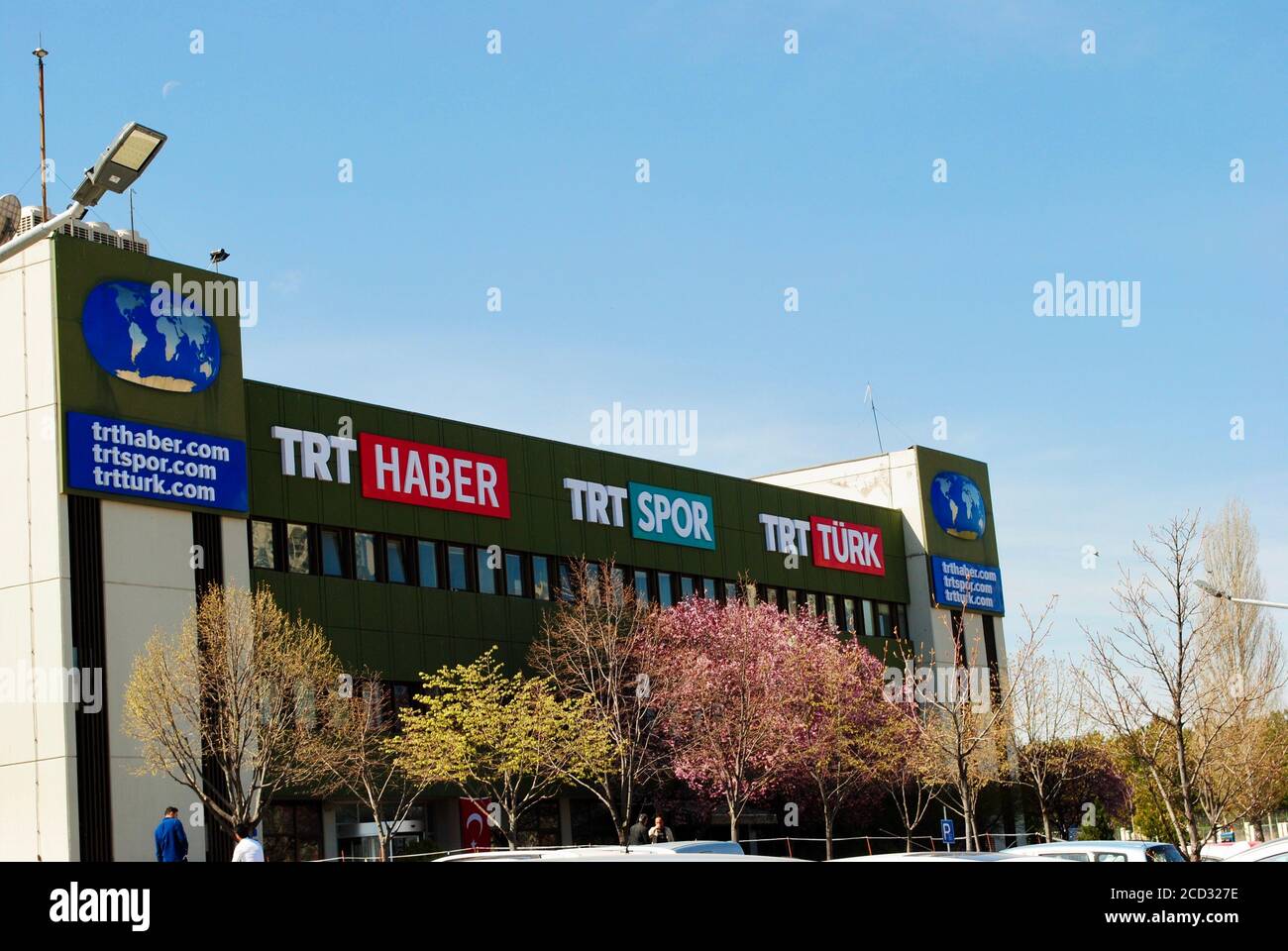 Ankara Turchia. Circa aprile 2017. L'esterno della Turchia radio e Televisione Corporation (TRT) direzione generale edificio contro cielo blu. Ankara Foto Stock