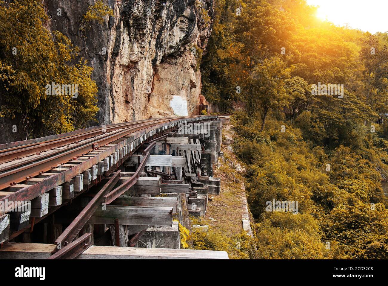 Giro in treno sulla ferrovia della morte (fiume Kwai, Thailandia). Ferrovia della morte che passa sopra il Viadotto di Tham Krasae. Ferrovia Tailandese-Birmania Foto Stock