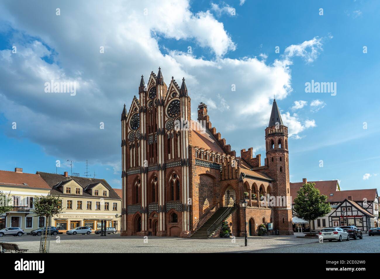 Das historiische Rathaus in Tangermünde, Sachsen-Anhalt, Deutschland | la statua di Grete Minde nello storico municipio di Tangermünde, Tangermuende, Sassonia- Foto Stock