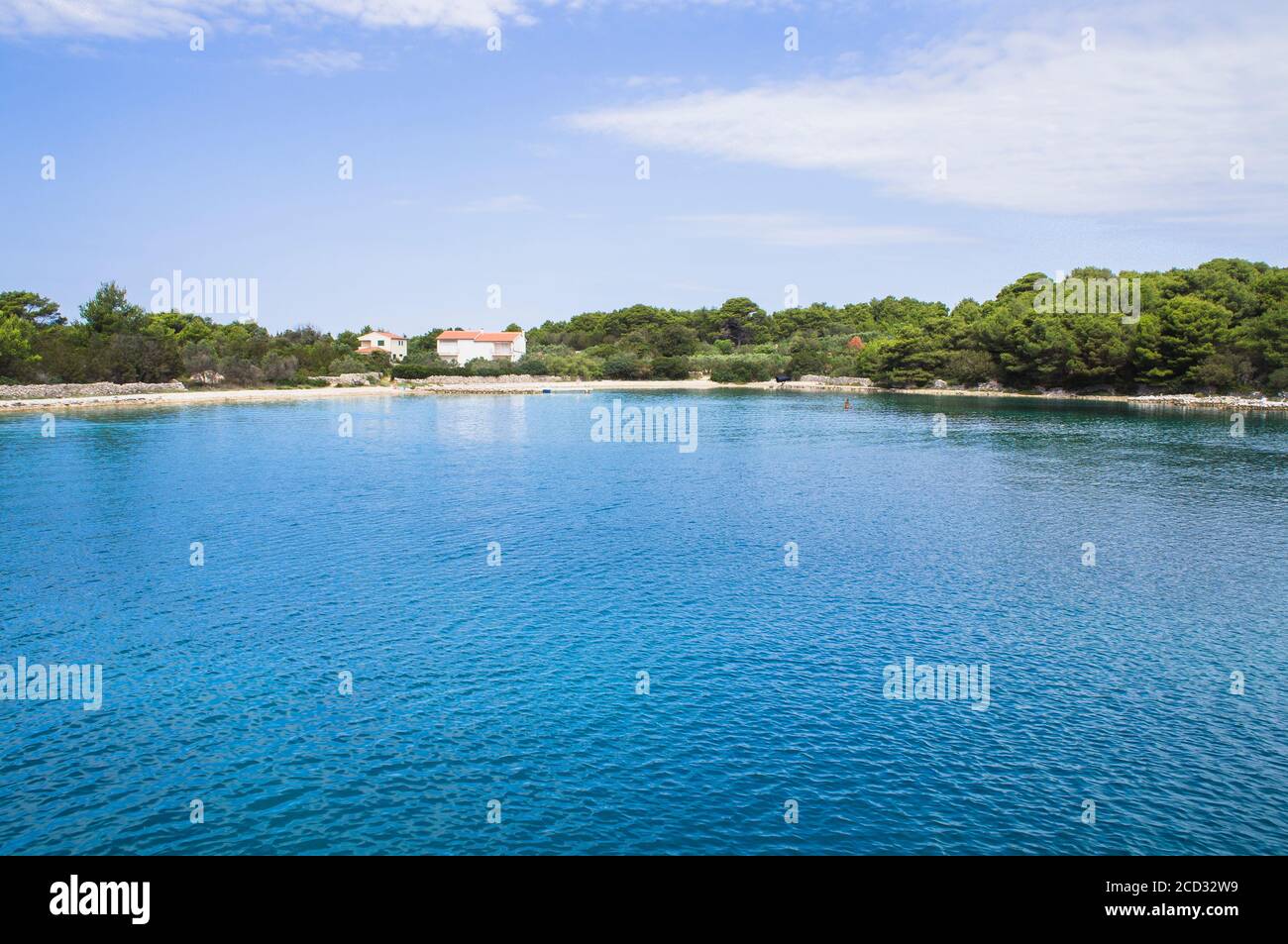 Foto illustrativa, un piccolo relitto (a destra) di nave annegata nella baia di Lucica, penisola di Veli Rat, Nort dell'Isola di Dugi Otok, yacht a vela, crociera, c. Foto Stock