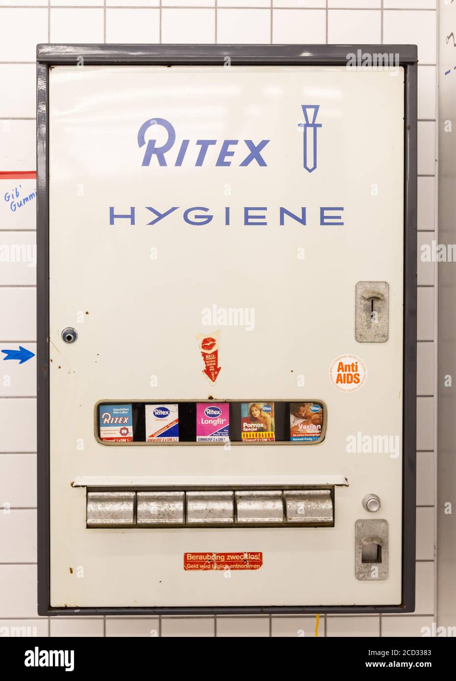 Bergisch Gladbach, Germania, 25.08.2020: Un distributore di preservativi con profilattici della società Ritex nella mostra ' dal rotolo - KloPapierGesc Foto Stock