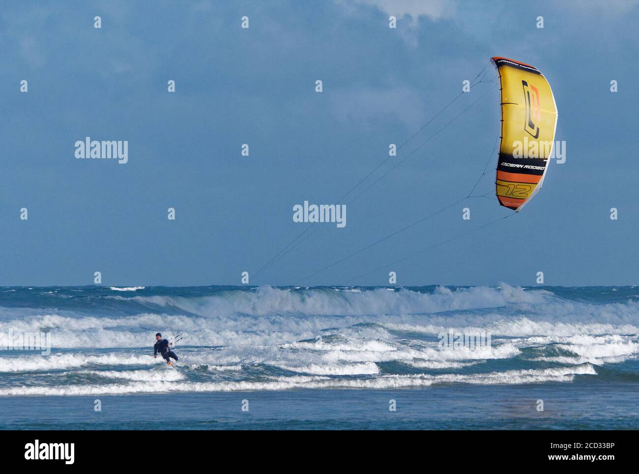 Newquay, Regno Unito. 26 Agosto 2020. Newquay, Cornovaglia, 26 agosto 2020. Regno Unito Meteo: Storm Francis genera le condizioni buone per i kitesurfers a Fistral Beach Newquay Cornwall. Credit: Robert Taylor/Alamy Live News Foto Stock