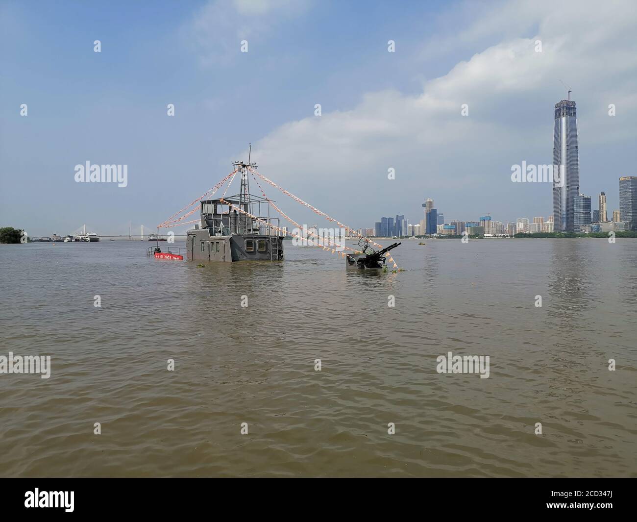 Una nave di pattuglia è allagata dall'aumento del livello dell'acqua causato dalle tempesta nella città di Wuhan, provincia di Hubei della Cina meridionale, il 30 giugno 2020. Foto Stock