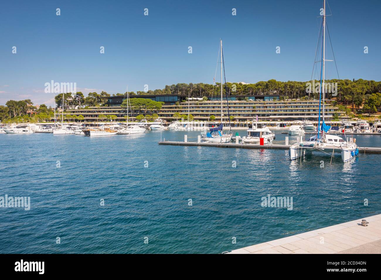 Hotel a Rovigno, Grand Park Hotel con porto turistico di fronte Foto Stock