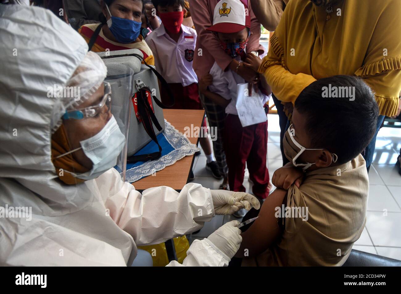 (200826) -- JAKARTA, 26 agosto 2020 (Xinhua) -- uno studente elementare riceve un vaccino contro il morbillo-rosolia (MR) effettuato da un operatore sanitario in seguito all'epidemia di COVID-19 a Giacarta, Indonesia, 26 agosto 2020. I vaccini contro il morbillo-rosolia (MR) vengono somministrati ai giovani come parte del programma del governo indonesiano per offrire un'adeguata immunizzazione dei bambini scolastici. (Xinhua/Agung Kuncahya B.) Foto Stock
