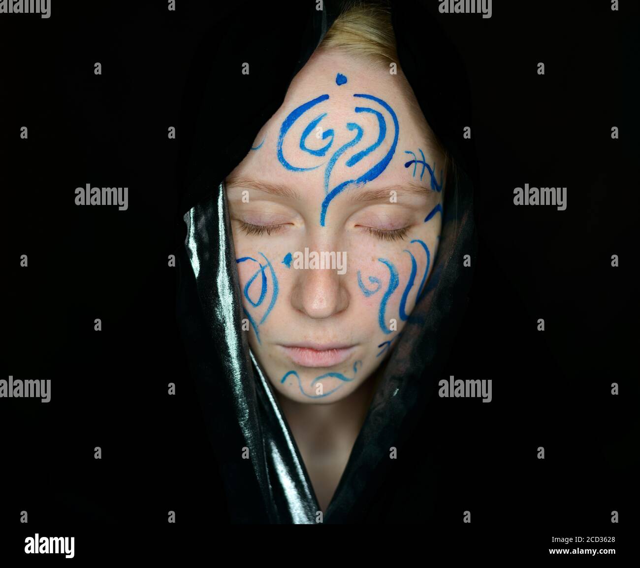 Ritratto di giovane donna con vernice sul viso. Foto Stock