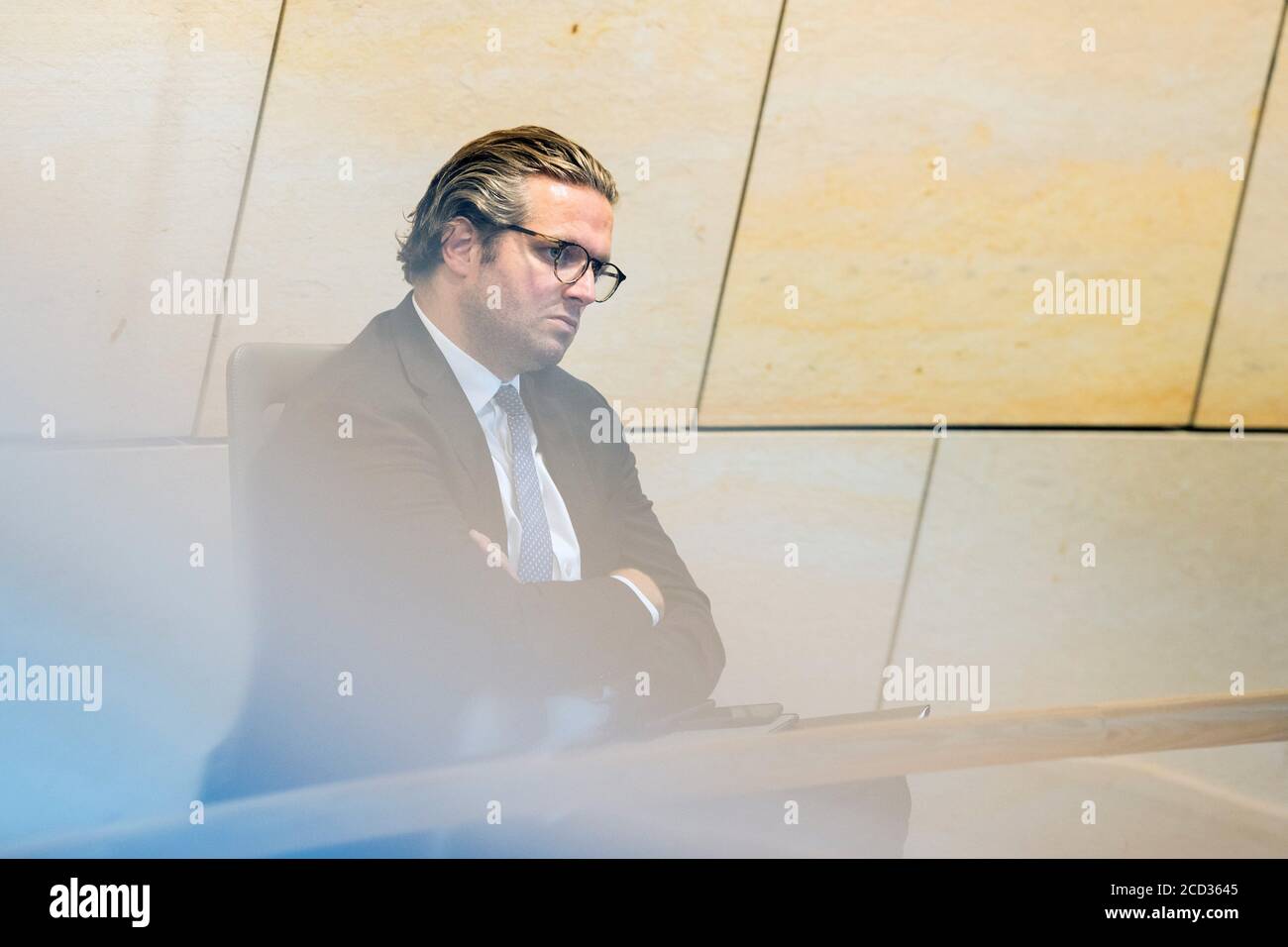26 agosto 2020, Renania Settentrionale-Vestfalia, Duesseldorf: Christian Wiermer, portavoce del governo, siede nella plenaria del parlamento di Stato. Foto: Rolf Vennenbernd/dpa Foto Stock