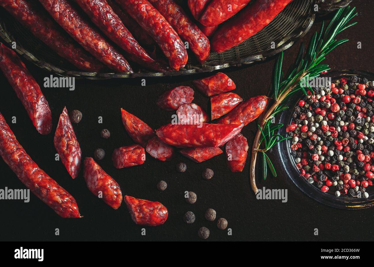 Caccia salsicce salsicce su uno sfondo scuro. Foto Stock
