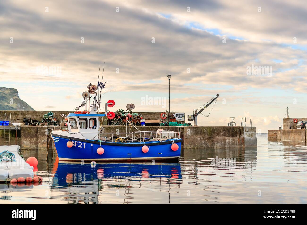 GARDENSTOWN, SCOZIA - 2016 OTTOBRE 22. Piccola nave da pesca blu all'interno del porto di Gardenstown. Foto Stock