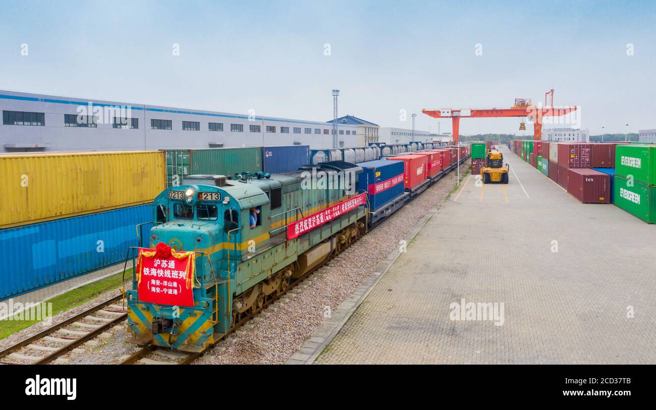 Un treno che trasporta mobili e pannelli solari parte dalla base logistica hai'an del China Railway Shanghai Group, dirigendosi al Porto di Yangshan a Shanghai, A. Foto Stock