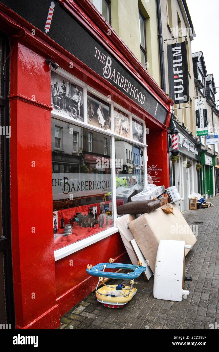 Ripulire dopo l'inondazione da Storm Francis ha lasciato danni a Bantry, Cork occidentale, Irlanda. Foto Stock