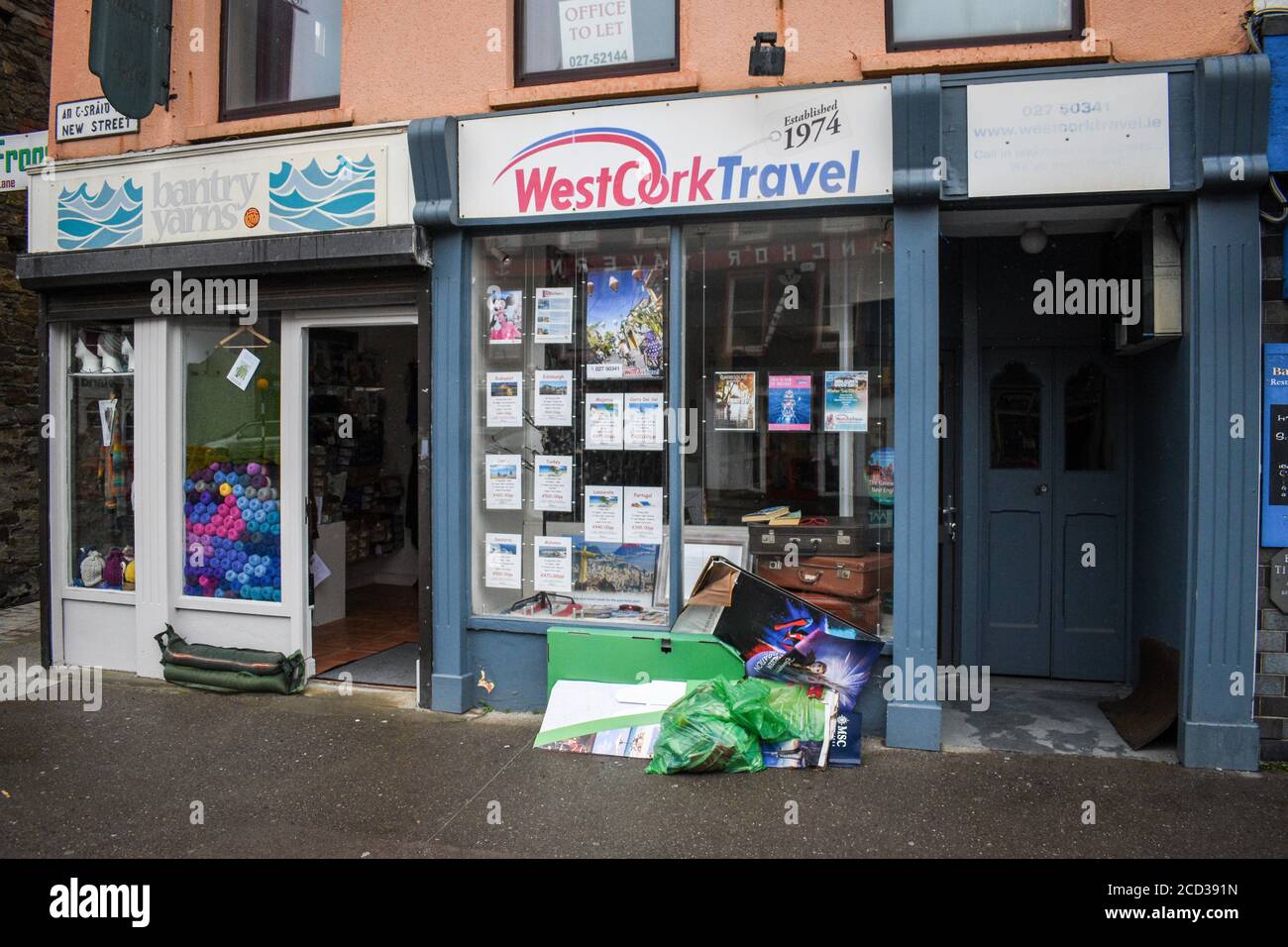 Ripulire dopo l'inondazione da Storm Francis ha lasciato danni a Bantry, Cork occidentale, Irlanda. Foto Stock