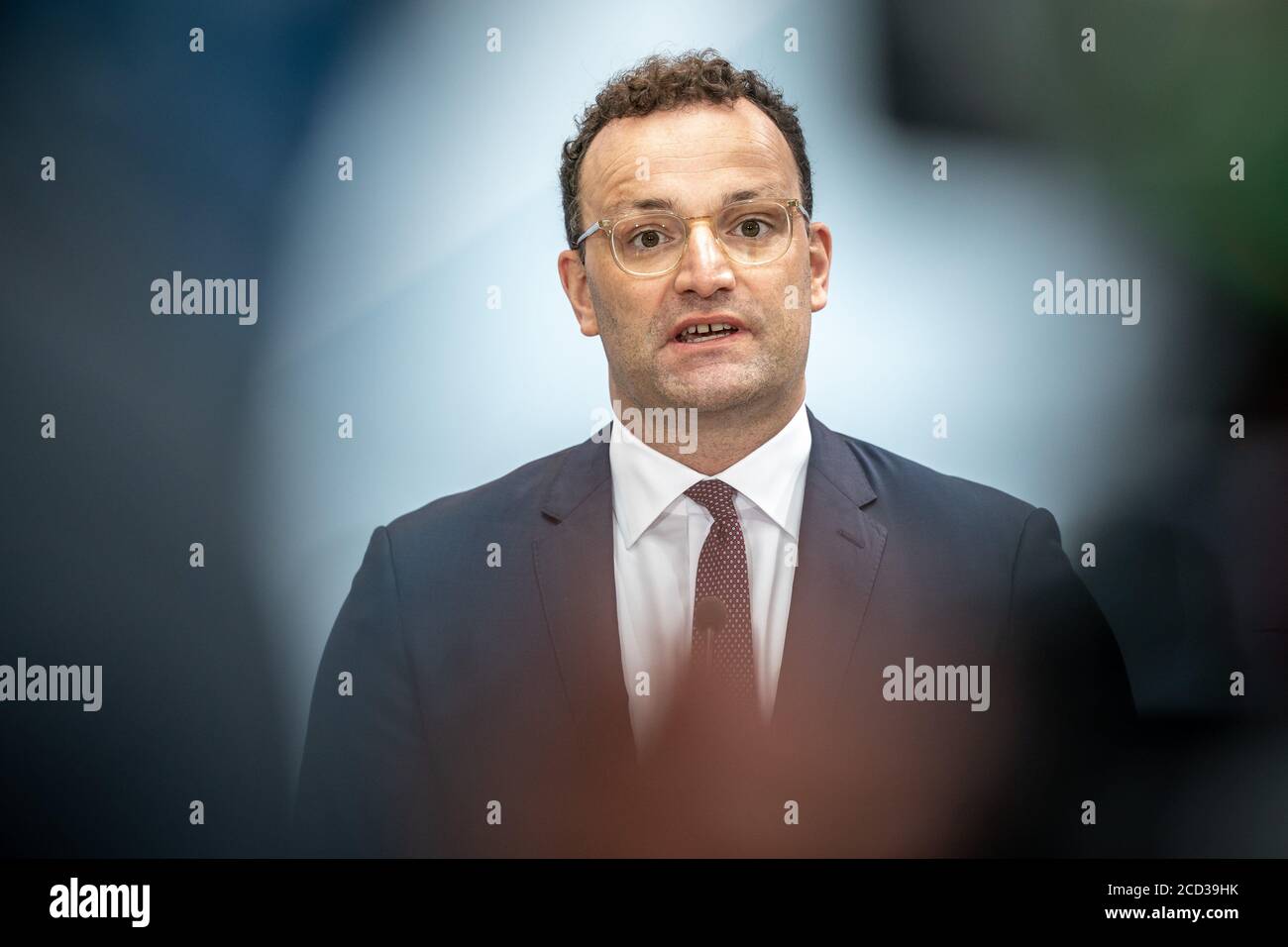 Berlino, Germania. 26 Agosto 2020. Jens Spahn (CDU), Ministro federale della sanità, tiene una conferenza stampa presso il Ministero federale della sanità. A causa della crescente esposizione ai test corona, i laboratori in Germania hanno richiesto nuove normative per i test per le persone che tornano in Germania Il più presto possibile. Spahn e i ministri della Sanità degli stati avevano suggerito a maggioranza che in futuro non dovrebbero più essere disponibili test corona gratuiti per i turisti. Credit: Michael Kappeler/dpa/Alamy Live News Foto Stock